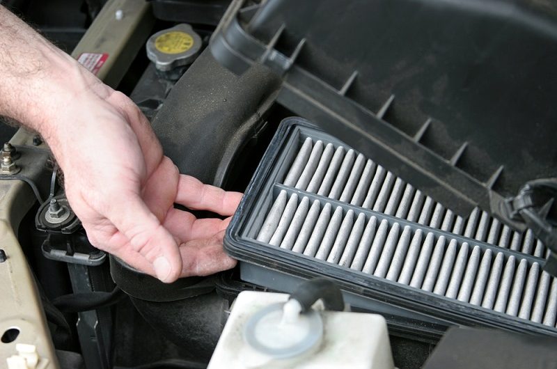 ¿Cómo cambiar el filtro de aire del coche?